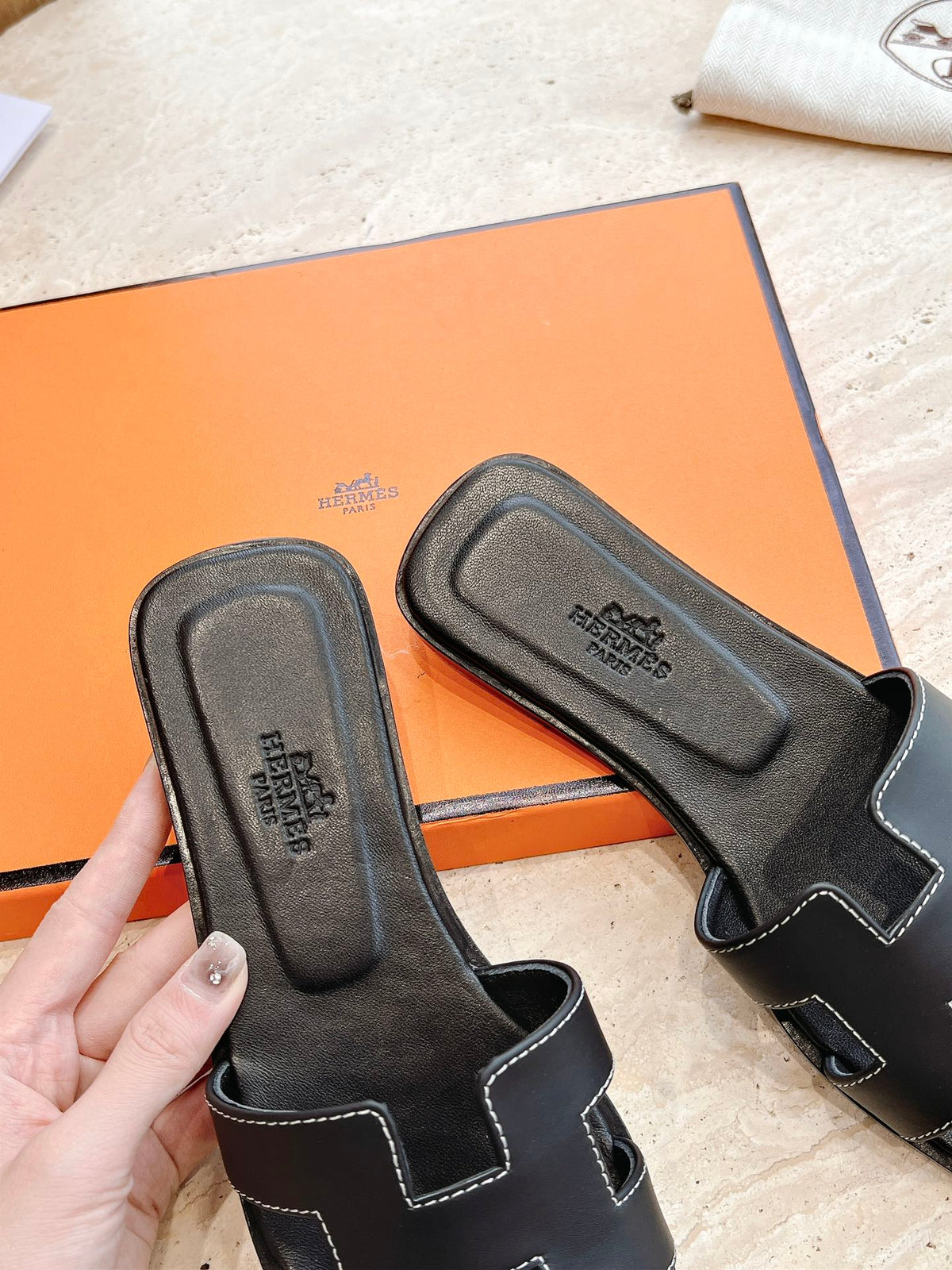 HM 25 Oran Sandal Black Calfskin