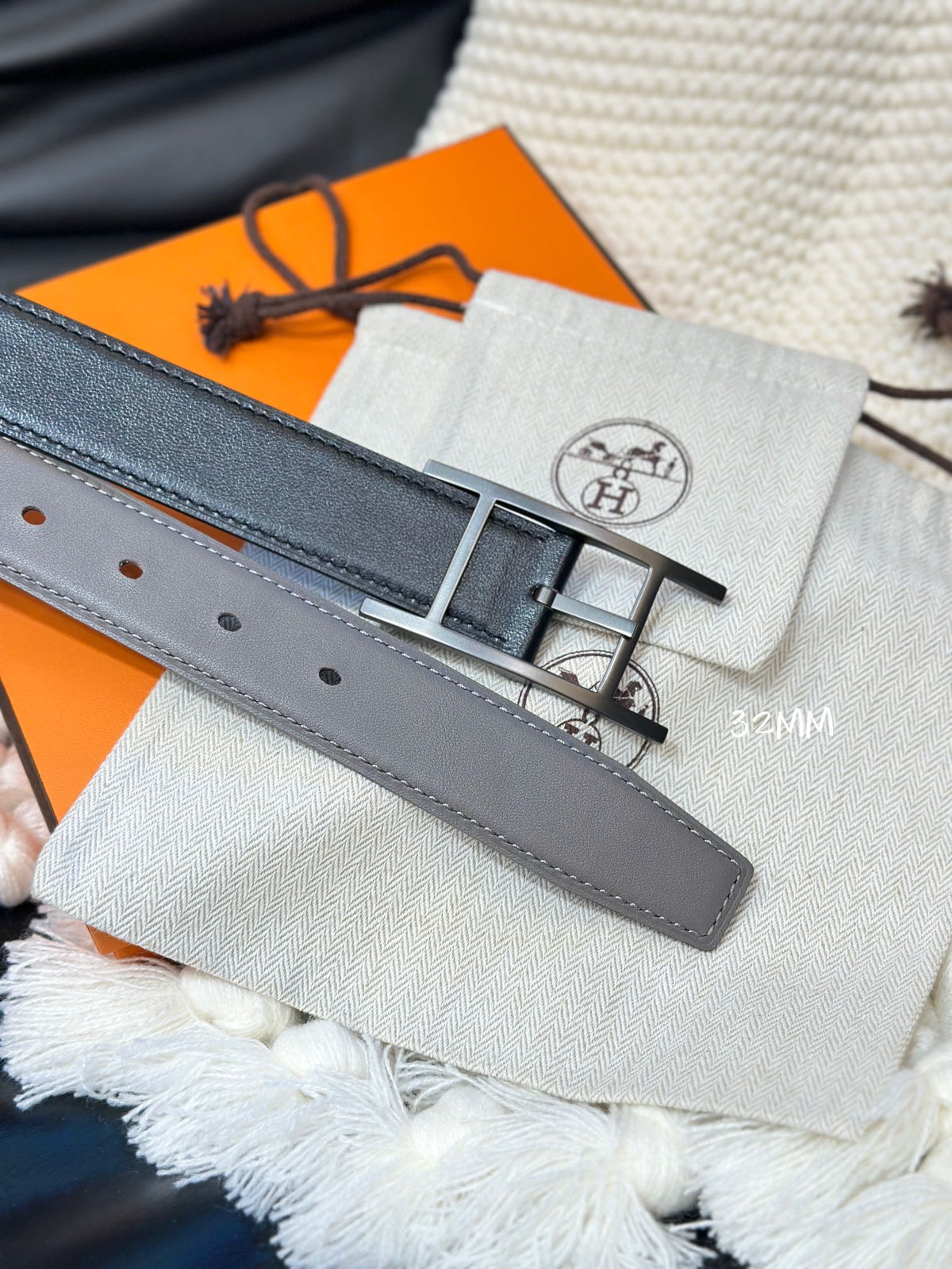 HM QUENTIN 32MM REVERSIBLE BELT BLACK AND KHAKI BROWN LEATHER BLACK HARDWARE
