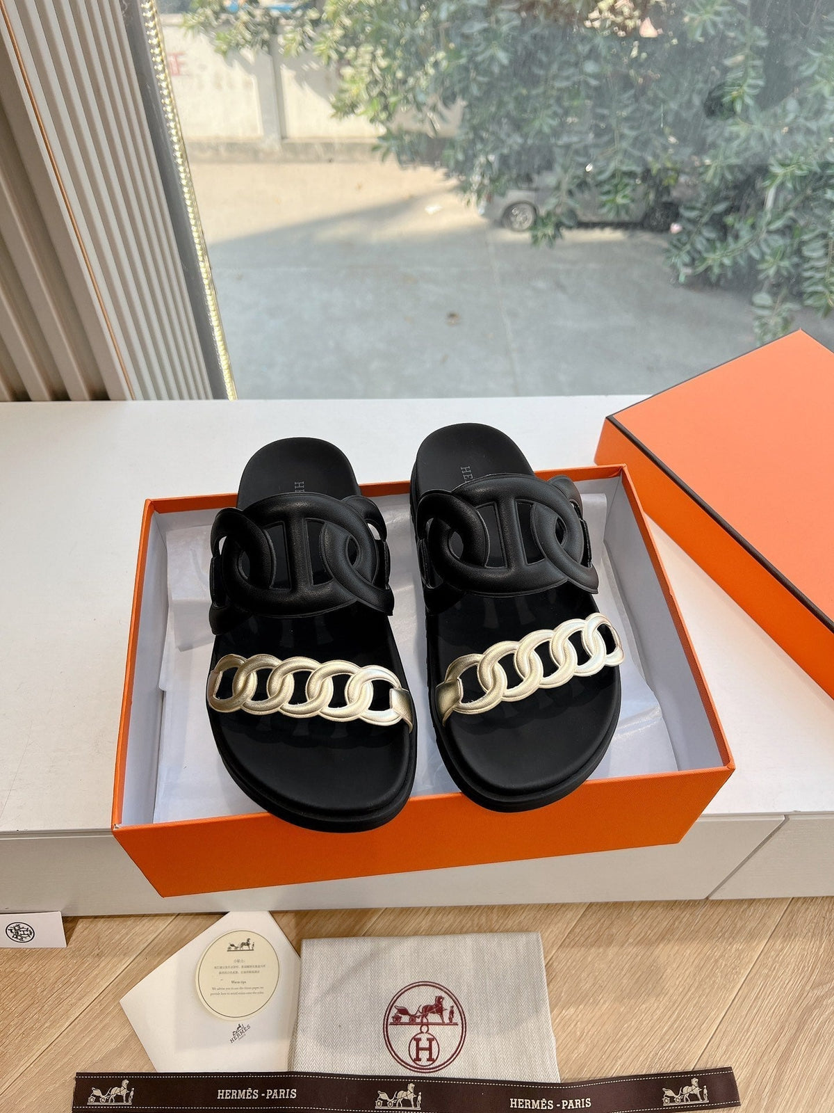 HM 25 Extra Sandal Black Gold Metalic Calfskin