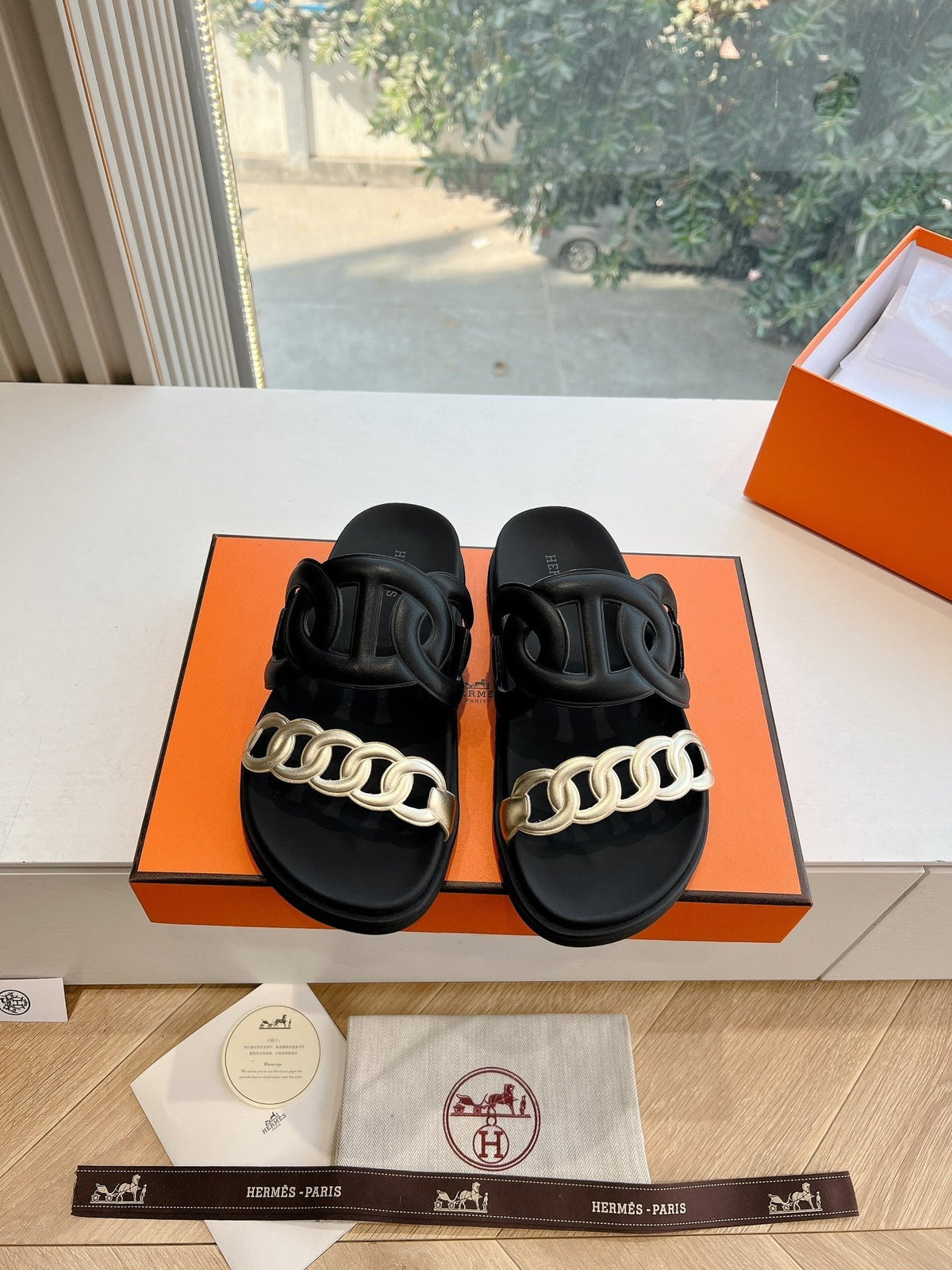 HM 25 Extra Sandal Black Gold Metalic Calfskin