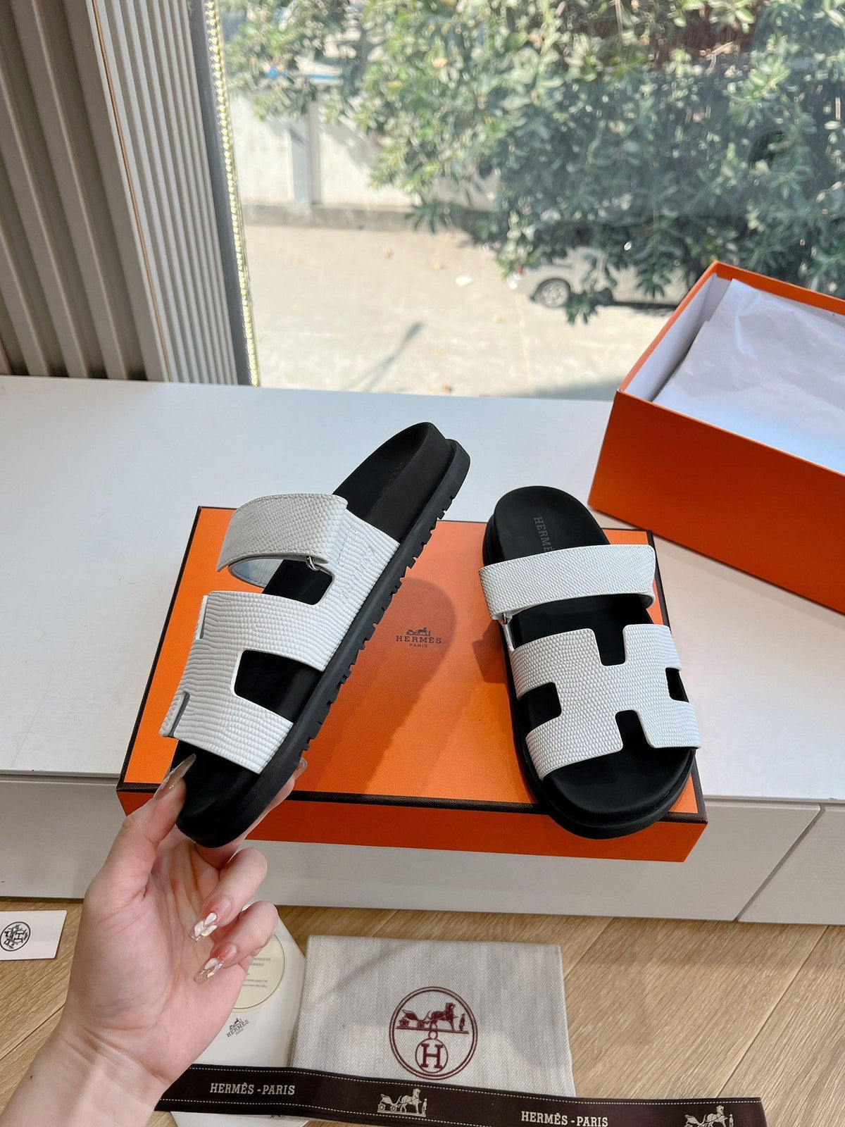 CHYPRE SANDAL IN WHITE SHINY GRAINED CALFSKIN