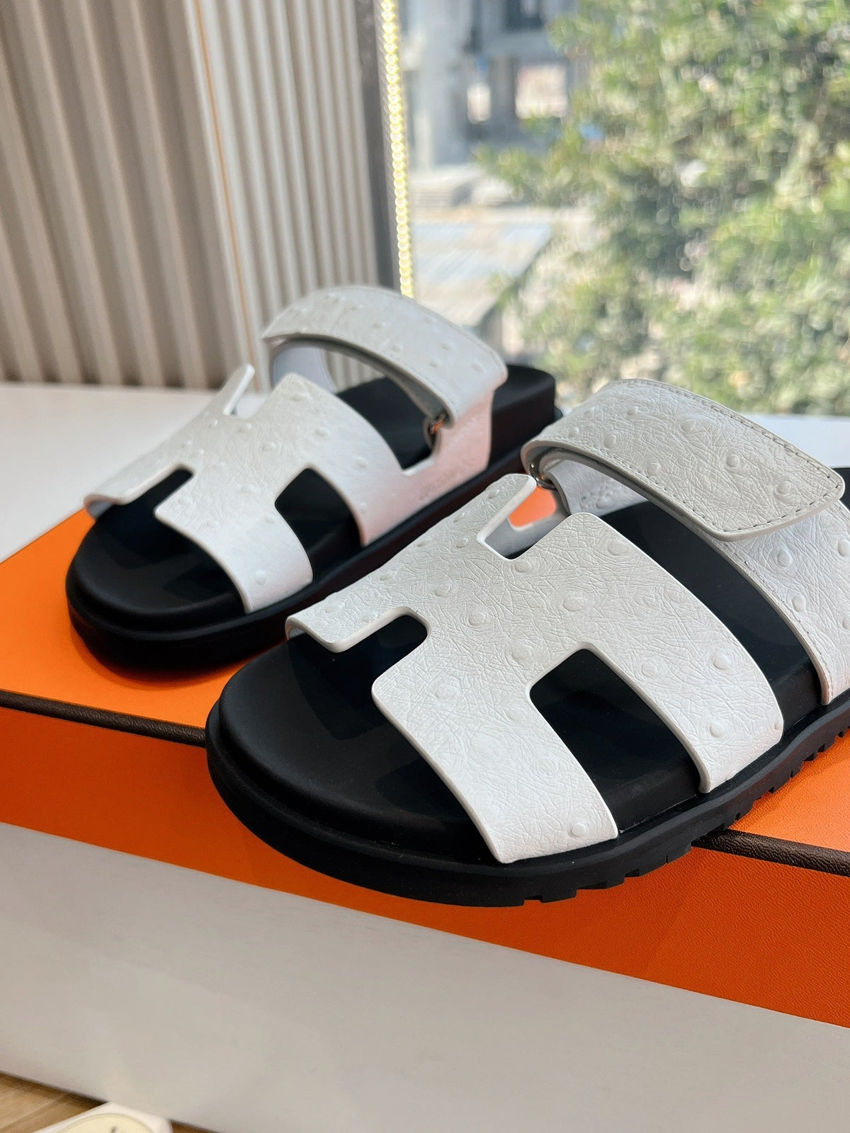 CHYPRE SANDAL IN WHITE GRAINED CALFSKIN