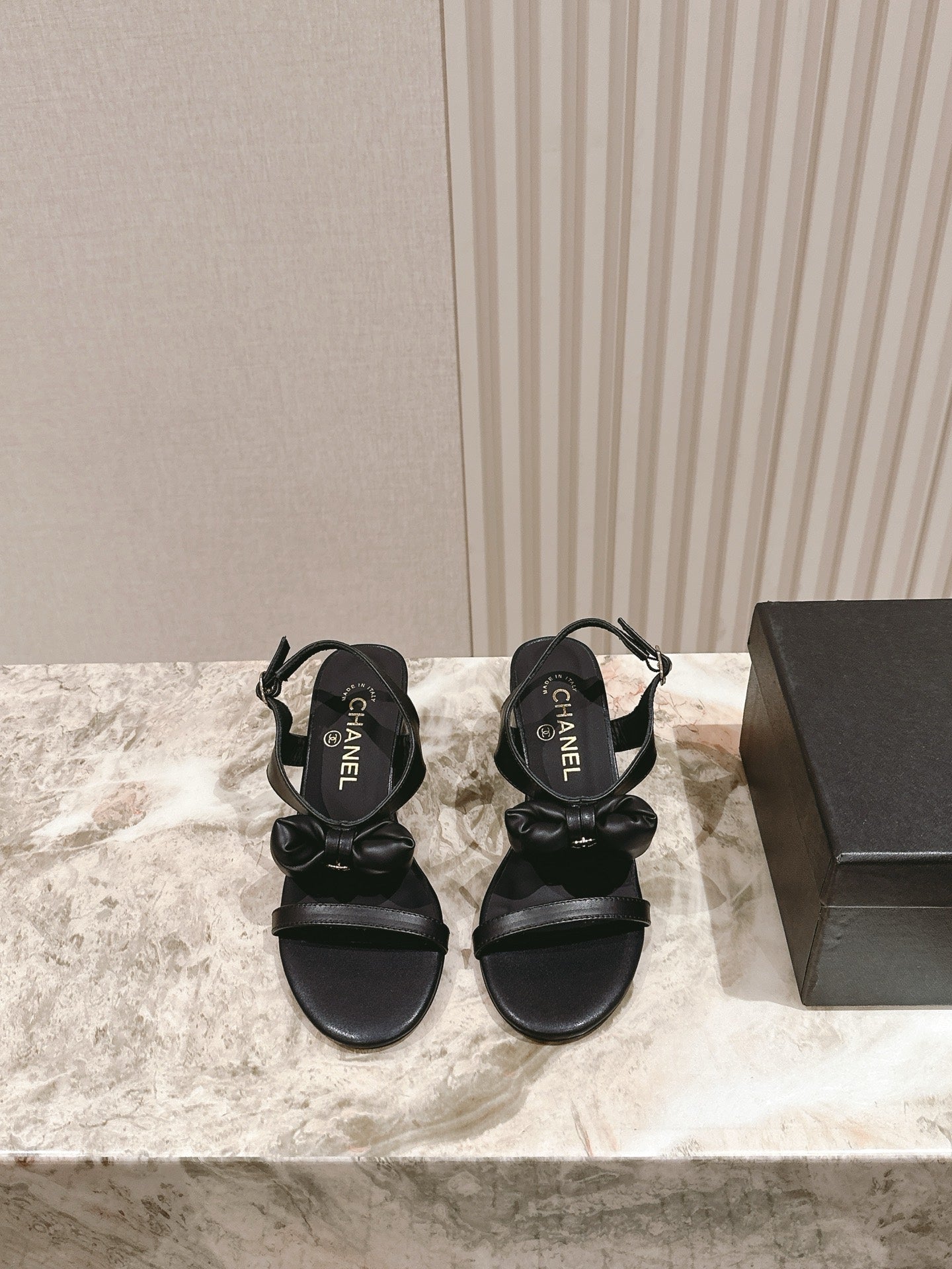 CC 26s Bow Sandals 55 Black Cowhide 658467