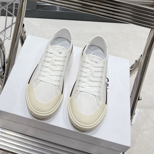 JANE SNEAKERS LOW LACE-UP WITH TRIOMPHE PATCH IN CANVAS AND CALFSKIN WHITE
