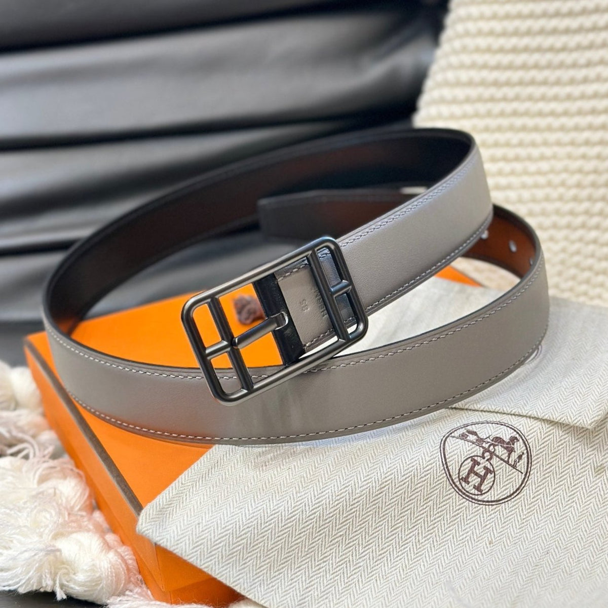 HM CAPE COD 32MM REVERSIBLE BELT BLACK AND KHAKI BROWN LEATHER BLACK HARDWARE