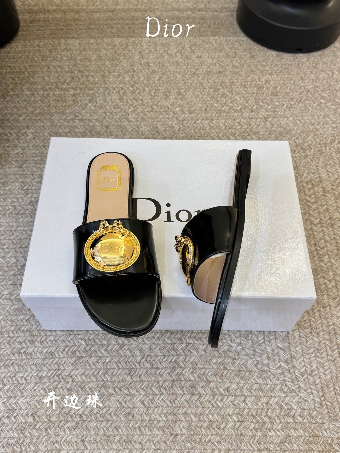 CD 26A Slippers Cannage Embroidered Cowhide Gold Logo