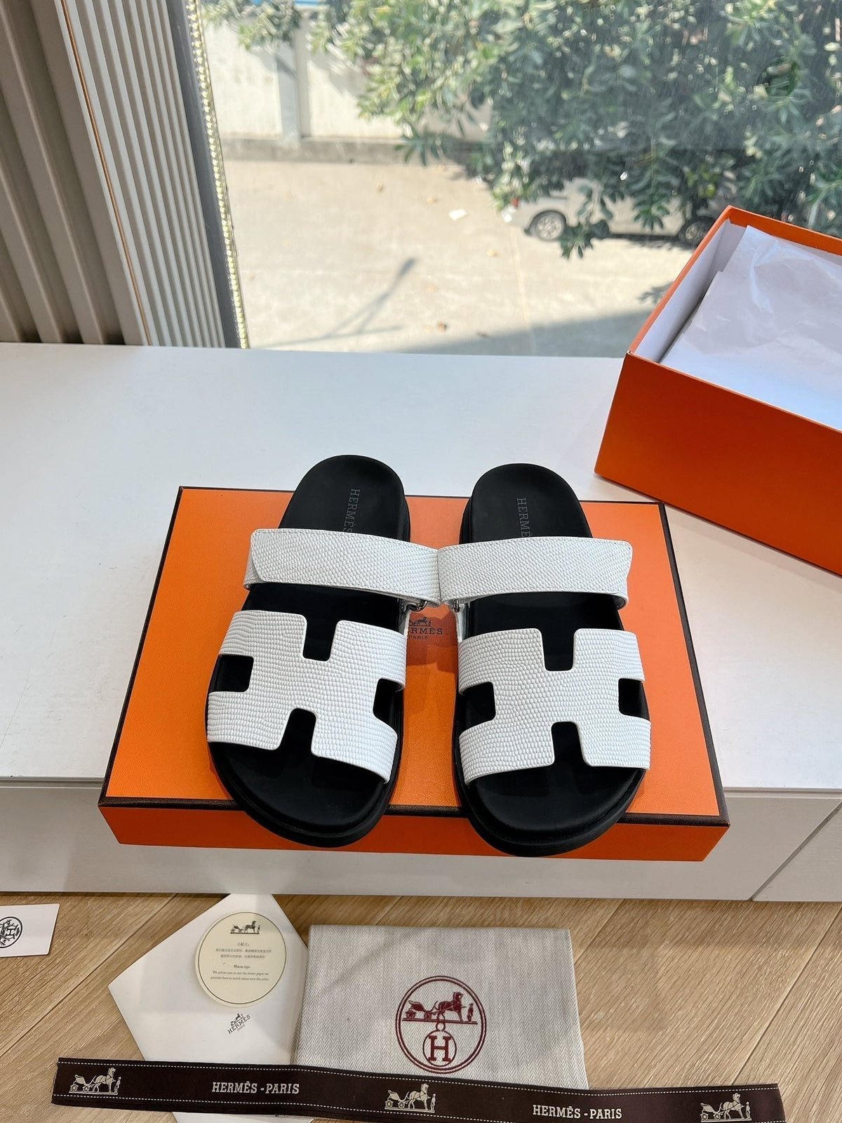 CHYPRE SANDAL IN WHITE SHINY GRAINED CALFSKIN