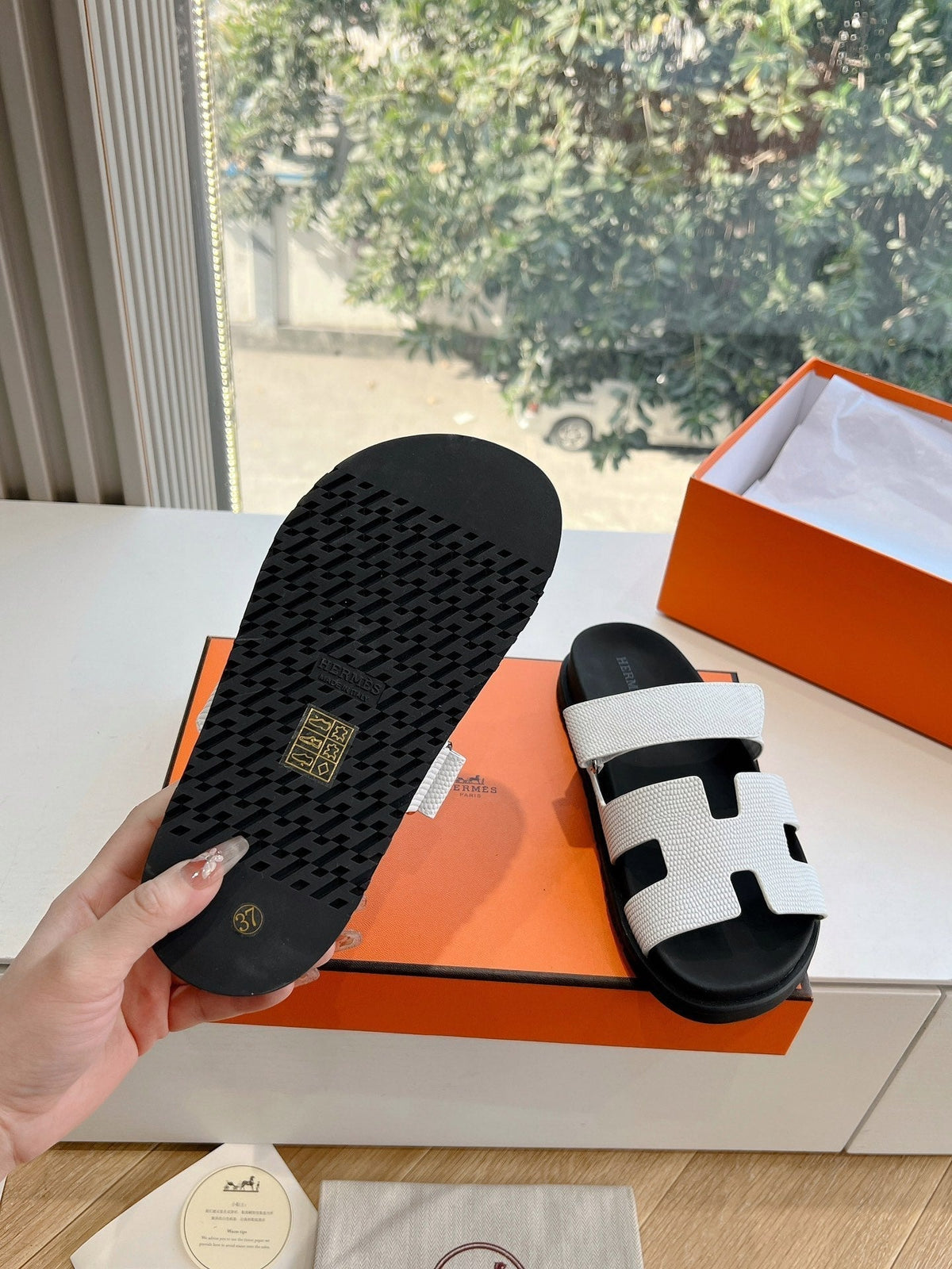 CHYPRE SANDAL IN WHITE SHINY GRAINED CALFSKIN