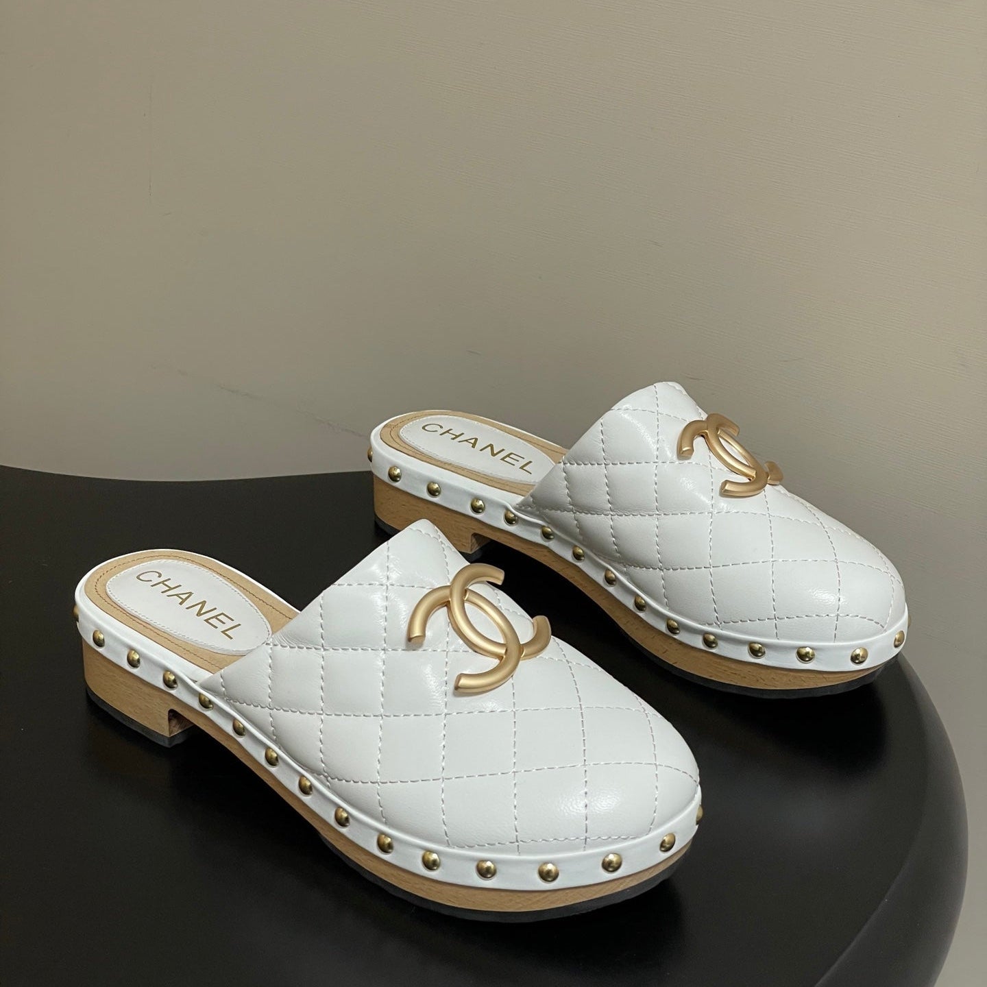 CC 26s Flat Mule White Beige Cowhide 649403