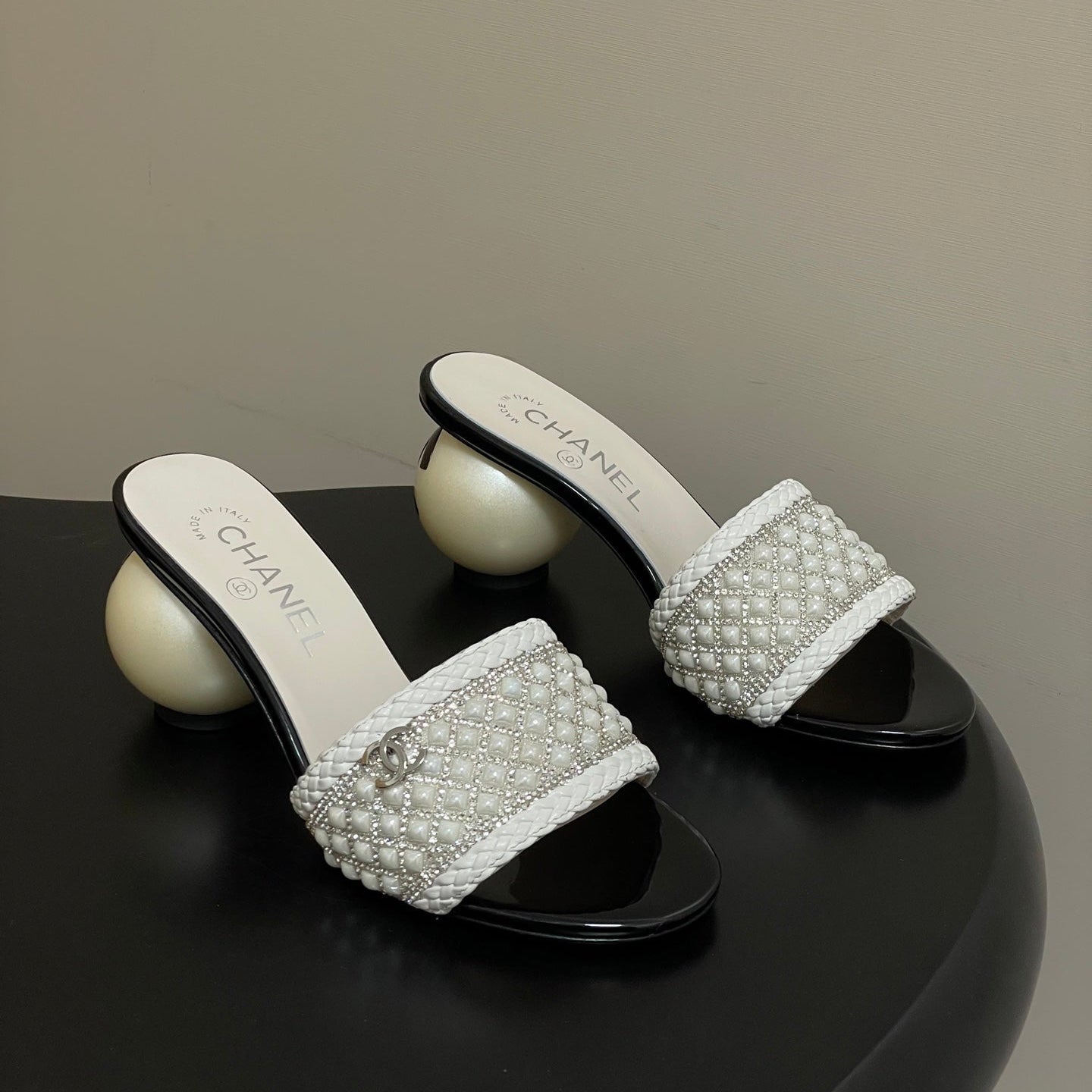 CC 26s Pearl Sandals 70 White Patent Leather 649539