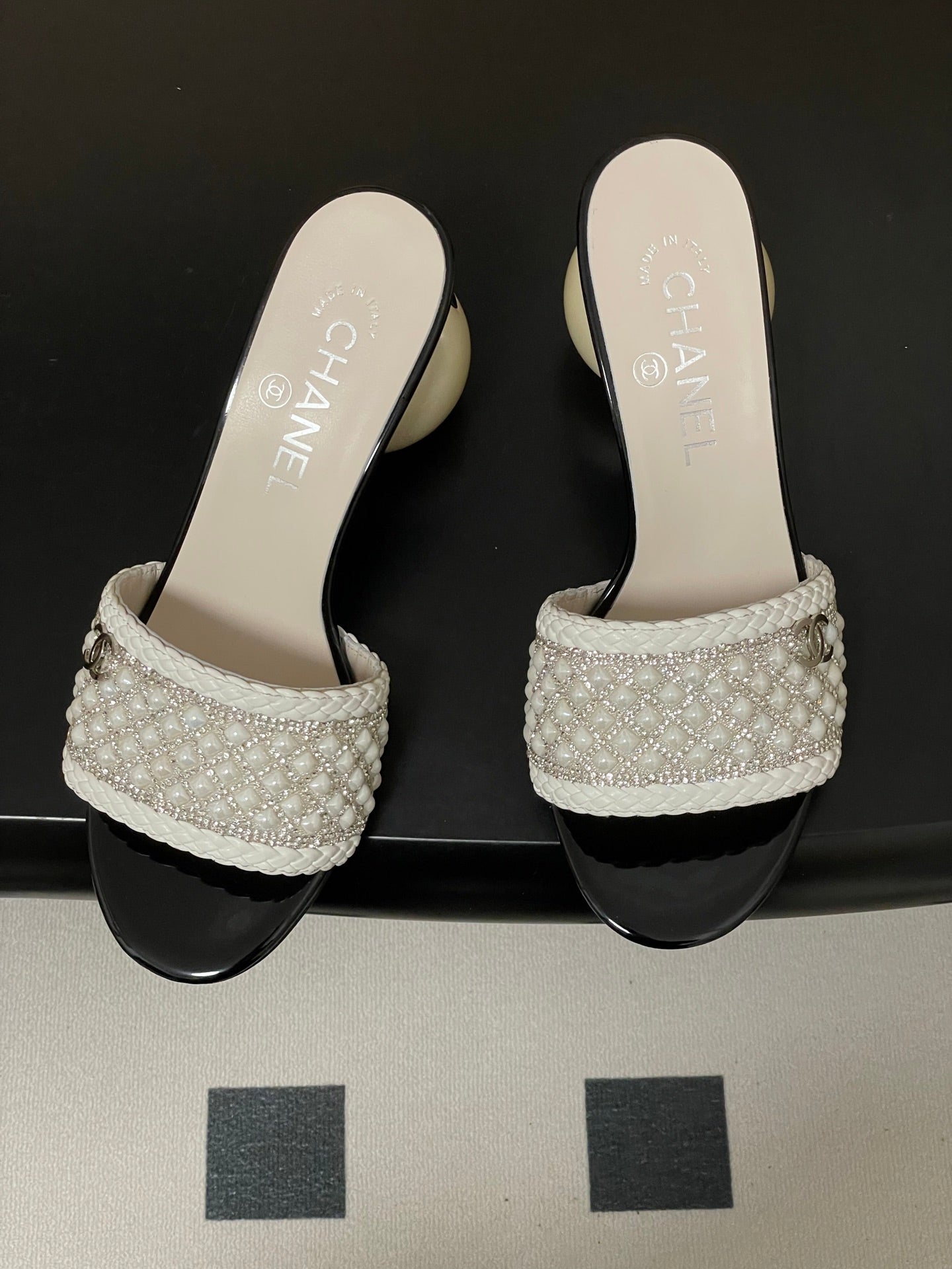 CC 26s Pearl Sandals 70 White Patent Leather 649539